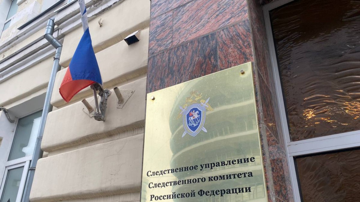Полиция разбирается в инциденте с избиением пенсионера водителем скорой в Самаре В Самаре полиция отреагировала на видео, на котором запечатлено избиение 80-летнего пенсионера. Инцидент произошёл 9 июня 2025 года возле одного из многоквартирных домов на улице Ново-Вокзальной. По информации ГУ МВД по Самарской области, прохожие решили, что пенсионеру Шамилю Байбикову требуется помощь, и вызвали скорую. Однако мужчина чувствовал себя хорошо и праздновал Куйрам-Байрам. Между пенсионером и врачами скорой помощи возникла перепалка, которая переросла в драку. Водитель несколько раз толкнул пенсионера. Сотрудники правопорядка уже занимаются этим происшествием. Участники инцидента установлены и опрошены. Собранные материалы направлены в следственные органы для принятия процессуального решения. : ГТРК "Самара"