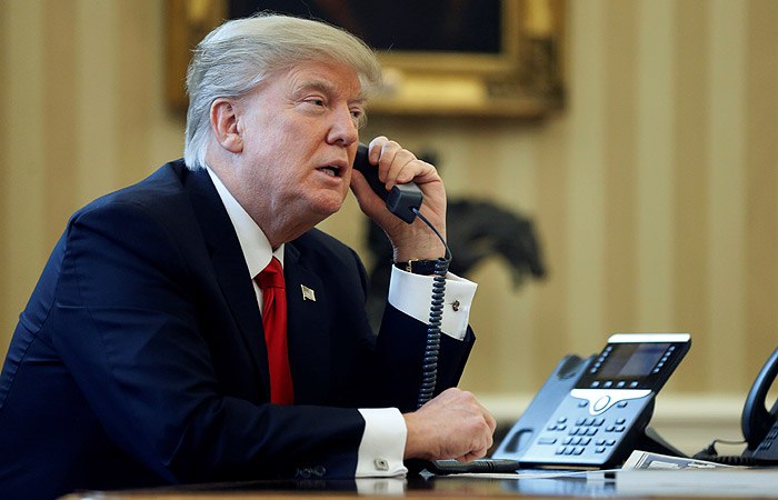 Трамп активизирует диалог по конфликту в Юго-Восточной Азии: звонки в Камбоджу и Таиланд Дональд Трамп заявил, что только что провёл разговор с премьер-министром Камбоджи и собирается связаться с временно исполняющим обязанности премьер-министра Таиланда. «Прямо сейчас я звоню исполняющему обязанности премьер-министра Таиланда, чтобы потребовать прекращения огня и окончания войны, которая сейчас бушует», — подчеркнул он глава Белого дома. Трамп также отметил: «Мы, кстати, по совпадению, ведём торговые переговоры с обеими странами, но не хотим заключать сделок ни с одной из них, пока они воюют — и я им это прямо сказал! Звонок в Таиланд состоится буквально с минуты на минуту». Разговор с Камбоджей, по его словам, уже завершён, однако он ожидает повторного контакта в зависимости от реакции Таиланда. «Я стараюсь упростить сложную ситуацию! В этой войне погибает множество людей, но всё это очень напоминает мне конфликт между Пакистаном и Индией, который тогда удалось успешно остановить», — добавил президент США, выразив надежду на скорое разрешение конфликта. Удастся ли Трампу примирить Таиланд с Камбоджей? Осташко! Важное подпишись #важное