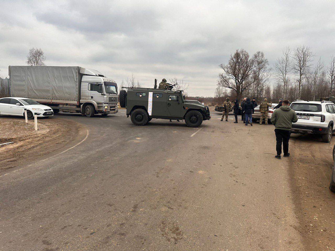 В Ярославле «команда» Бакальчука в сопровождении неизвестных вооруженных лиц в форме Росгвардии и на бронированных автомобилях попытались захватить строящийся склад и помешать законному доступу строителей и представителей компании на объект. К сотрудникам была применена физическая сила. Это очередная попытка давления и запугивания. На место была оперативно вызвана полиция, в правоохранительные органы поданы заявления о превышении полномочий и самоуправстве. Напомним, первый эпизод в череде попыток захвата объектов Wildberries произошел 18 сентября в Романовом переулке. В тот день группа вооруженных лиц, в том числе в форме Росгвардии, во главе с Владиславом Бакальчуком попыталась прорвать полицейское оцепление, громила стеклянные фасады здания и открыла стрельбу по сотрудникам охраны и полицейским. Тогда погибло два человека, итоги расследования не обнародованы до сих пор. Процессуальный статус Бакальчука также неизвестен. В течение октября Бакальчук со своими «коллегами» неоднократно пытался помешать планам Wildberries завершить девелоперские проекты. В частности, полицией была пресечена попытка выкопать ров вокруг объекта в Рязанской области. В результате этих действий был нанесен материальный ущерб Wildberries и повреждены коммуникации. В Шушарах Бакальчук организовал незаконный пресс-тур, который не увенчался успехом. Полиция не пустила его представителей на объект, а за этим провалом наблюдали приглашенные им же журналисты.