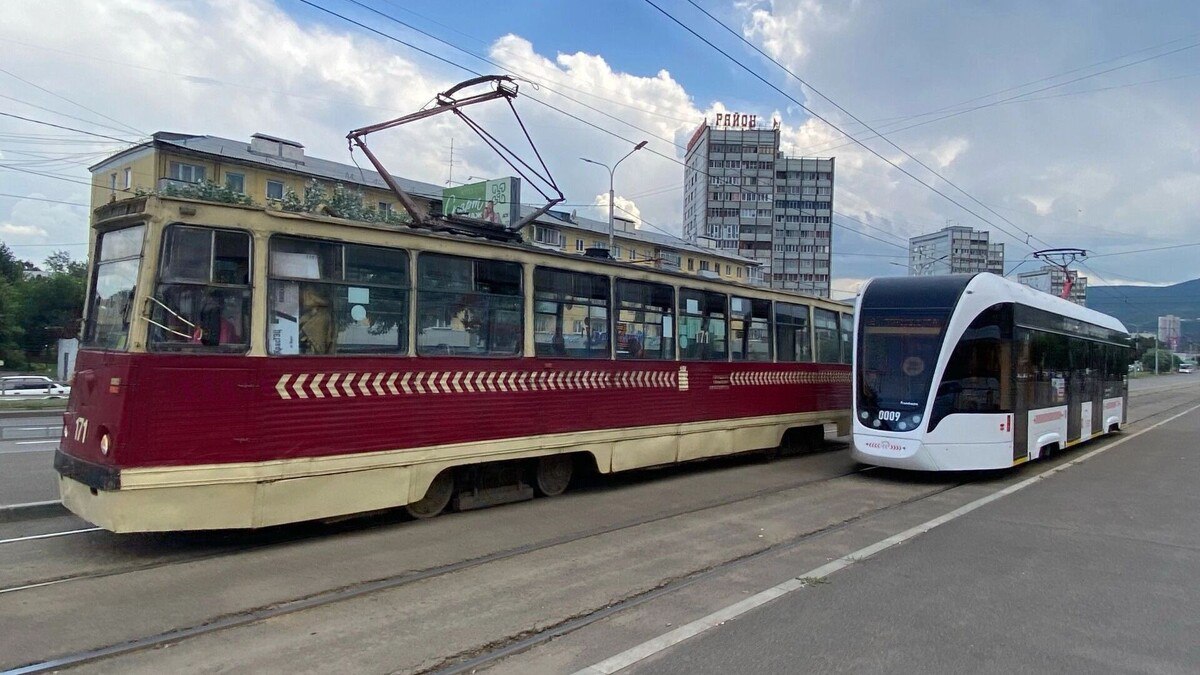В Красноярске суд расторг концессионное соглашение заключенное между администрацией города и компанией Мовиста с целью обновления трамвайной сети Согласно договору концессионер должен был инвестировать 23 миллиарда рублей до конца 2025 года провести реконструкцию существующих путей построить новую линию в район Солнечный модернизировать депо и приобрести 50 новых вагонов Однако работы так и не стартовали Параллельно с этим в Красноярске строят метротрам