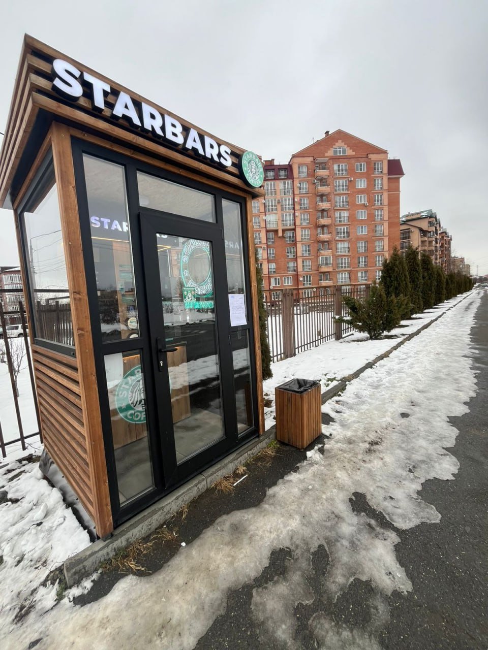 Во Владикавказе прошел рейд по нелегальным кофейням самообслуживания «Starbars».  Сотрудники Управления по контролю за городским хозяйством провели рейдовые мероприятия на территории Затеречного района на предмет незаконно размещенных нестационарных объектов - кофеен самообслуживания «Starbars».  Мероприятие охватило ул.Калинина, ул.Гадиева, ул.Бр.Темировых, пр.Коста, Московское шоссе и пр.Доватора. Как удалось выяснить сотрудникам Управления, в договоре о предоставлении права на размещение нестационарного объекта на территории муниципального образования город Владикавказ, часть нестационарных объектов не числятся.   В соответствии постановлением АМС г. Владикавказа от 03.03.2023 № 372 «Об утверждении Порядка демонтажа самовольно установленных нестационарных объектов на территории муниципального образования г. Владикавказ» произведена расклейка требованиями восьми нестационарных объектов.  Собственнику кофеен предписано в десятидневный срок осуществить добровольный демонтаж. В случае неисполнения в срок требований предписаний демонтаж будет осуществлен силами и средствами администрации.