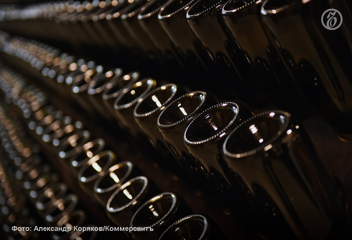 Стоимость алкоголя в рознице с января может вырасти на 10 17 Как стало известно Ъ сразу пять крупных производителей алкоголя уведомили ритейлеров об увеличении отпускных цен Повышение цен обусловлено ростом акцизов и налоговой нагрузки а также удорожанием себестоимости В связи с этим на рынке ожидают временного снижения спроса на алкогольную продукцию в начале следующего года Рынку потребуется время чтобы привыкнуть к новым ценам Ъузнал