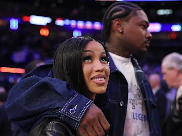 Cardi B беременна Отец не Offset а звезда американского футбола Стефон Диггз Пара вместе уже около года В интервью каналу CBS Cardi призналась что до сих пор не рассказала родителям о своей беременности Потому что я боюсь их сказала рэп артистка добавив что им очень нравится Диггз Все говорили чтобы мы с бойфрендом веселились но мы немного перевеселились и вот я здесь шутит Cardi Мы очень взволнованы и очень счастливы У Cardi B уже есть трое детей от рэпера Offset Третий ребенок родился в 2024 м в том же году стало известно что пара разводится Cardi B говорит что не торопилась вступать в новые отношения и снова с медийным человеком но Диггз заверил что все будет в порядке Позволь мне исцелить тебя Дай мне шанс написал он 19 сентября Cardi B выпускает альбом Am I The Drama