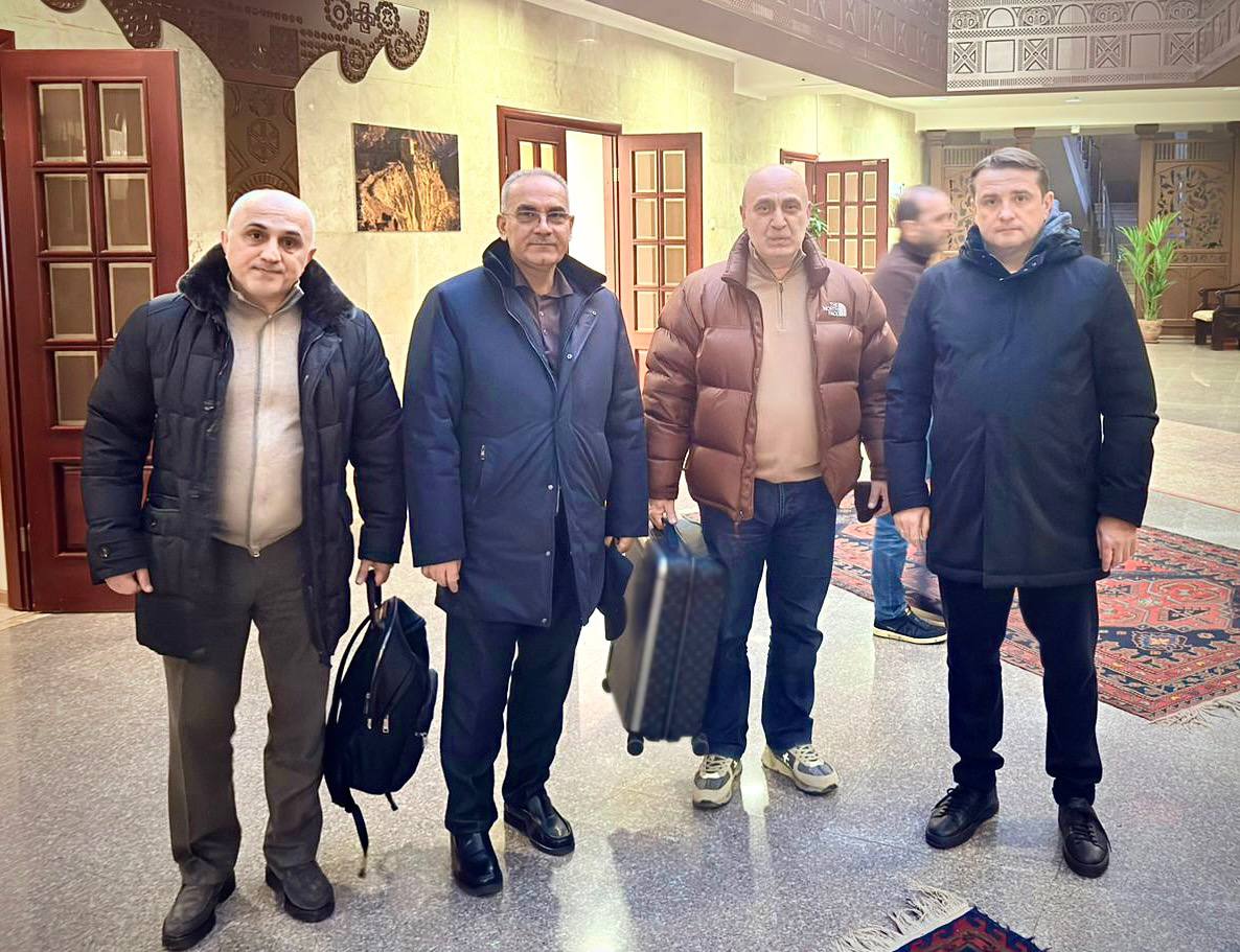 Руководитель Росрыболовства Илья Шестаков прилетел в Дагестан Сегодня в международном аэропорту Махачкалы руководителя Федерального агентства по рыболовству Илью Шестакова встретили вице премьер Дагестана Нариман Абдулмуталибов и руководитель Северо Кавказского ТУ Росрыболовства Магомед Джафаров сообщает пресс служба кабмина региона В рамках рабочего визита в Дагестан Илья Шестаков планирует ознакомиться с деятельностью махачкалинского морского торгового порта и провести совещание по вопросам развития рыбной отрасли Участники совещания обсудят вопросы рыбохозяйственной деятельности состояние береговой портовой инфраструктуры морского порта реализацию инвестпроектов а также мероприятий дорожной карты по повышению эффективности осуществления рыболовства в Каспийском море и другие