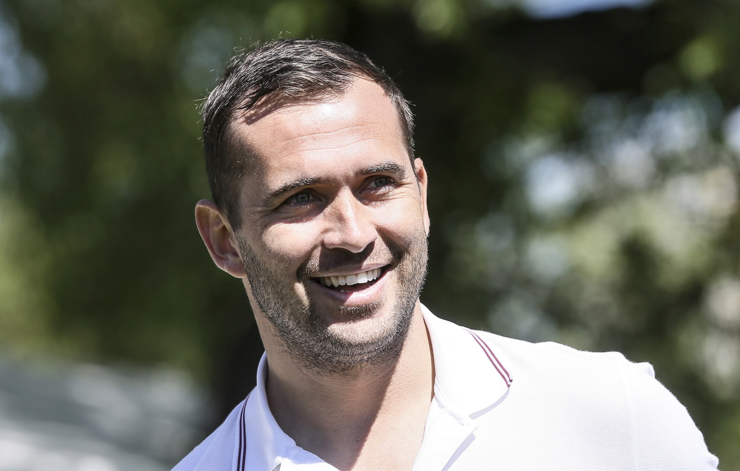 Александр Кержаков обратился к Валерию Карпину который успел отреагировать на новость о том что тот может догнать Дзюбу в списке лучших бомбардиров сборной Карпин написал в телеграм канале Придется видимо теперь следить и за Кержаковым Только не знаю где Кержаков через Sport24 обратился к тренеру Валерий Георгиевич мне самому прекрасно удается за собой следить все эти 8 5 лет как я закончил карьеру Если хотите в этом убедиться то вызывайте на следующие сборы сборной