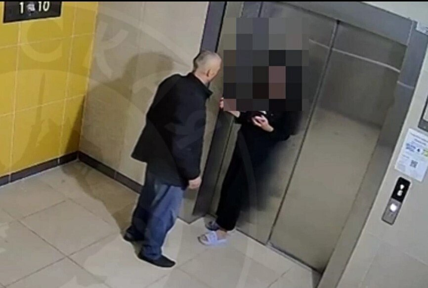 Orenday Оренбург В Оренбурге мужчина предлагал 10 летней девочке непристойности Жители дома где живет несовершеннолетняя предполагают что преследователем может быть иностранец В Оренбурге камера домофона дома по улице Юркина запечатлела приставания взрослого мужчины к 10 летней девочке На видео видно что он садится рядом с несовершеннолетней на лавочку что то говорит ребенку а потом она убегает от него в подъезд мечется по нему в поисках спасения и забегает в лифт а он следует за ней В этот момент из лифта выходят люди но никто не замечает странного поведения мужчины Подробнее Видео Общественная организация Русская подробнее на канале Orenday Оренбург