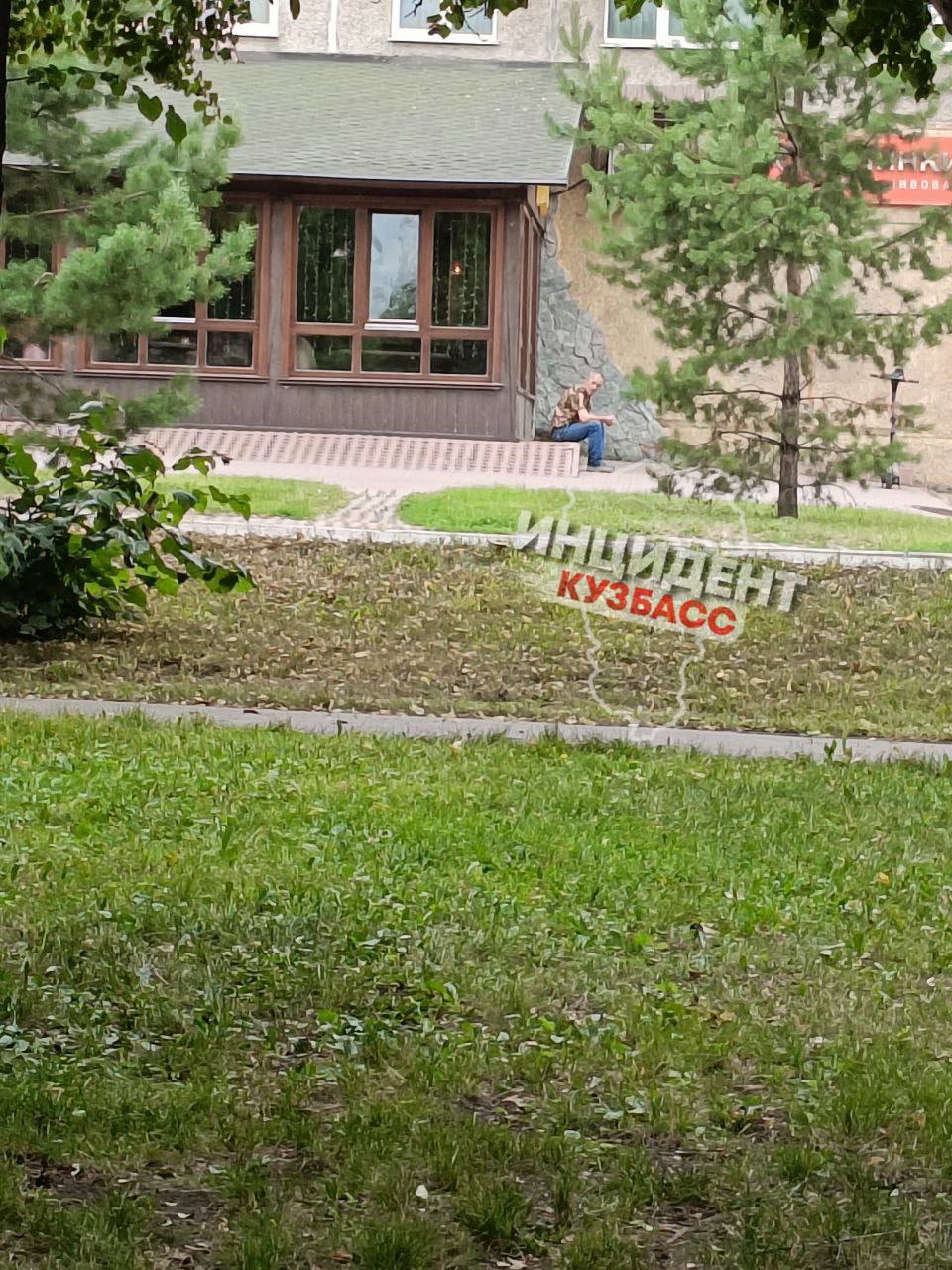 От читателя. 31 июля на детской площадке на бульваре Строителей данный мужчина пытался увести детей с площадки.  Он хватал их за руку и говорил: «Пойдем домой», родители подошли к своим детям, и он быстро ушел, хотели сообщить в пункт полиции на бульваре, но там никого. Будьте осторожны.   Инцидент Кемерово