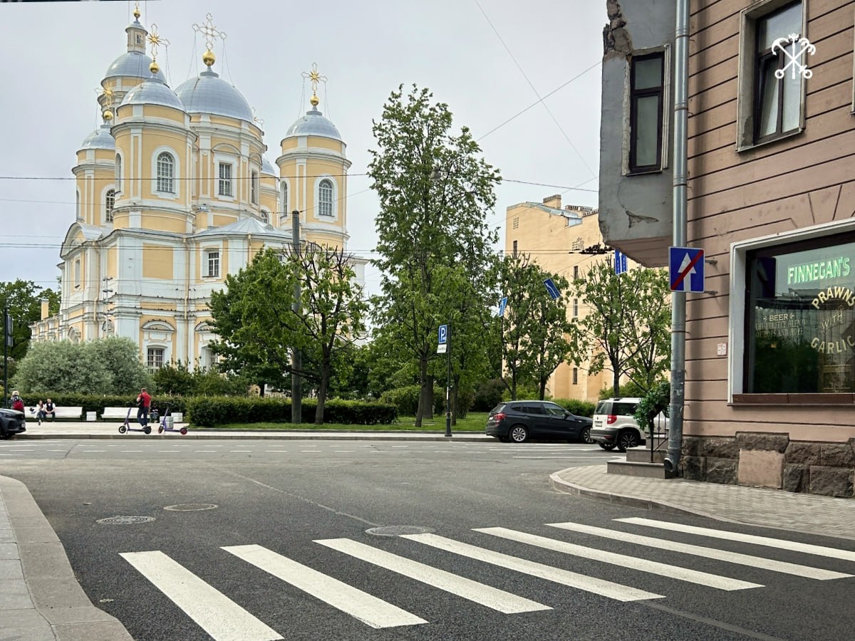 Завершился ремонт на трёх ключевых магистралях в Центральном, Петроградском и Петродворцовом районах. • На Владимирском проспекте уложили новый двухслойный асфальтобетон, в зоне трамвайных путей — литой асфальт. Также заменили люки колодцев и нанесли новую разметку. • На улице Яблочкова в Петроградском районе обновили более 3 тысяч кв. м покрытия проезжей части и тротуаров рядом с Князь-Владимирским собором. • В центре Ломоносова обновили Манежную улицу и Манежный спуск. На участке, где находятся спортивная школа «Манеж» и детско-юношеский центр «Петергоф», отремонтировали почти 6,5 тысяч кв. м. Всего в этом году в программу ремонта дорог включено порядка 90 адресов.