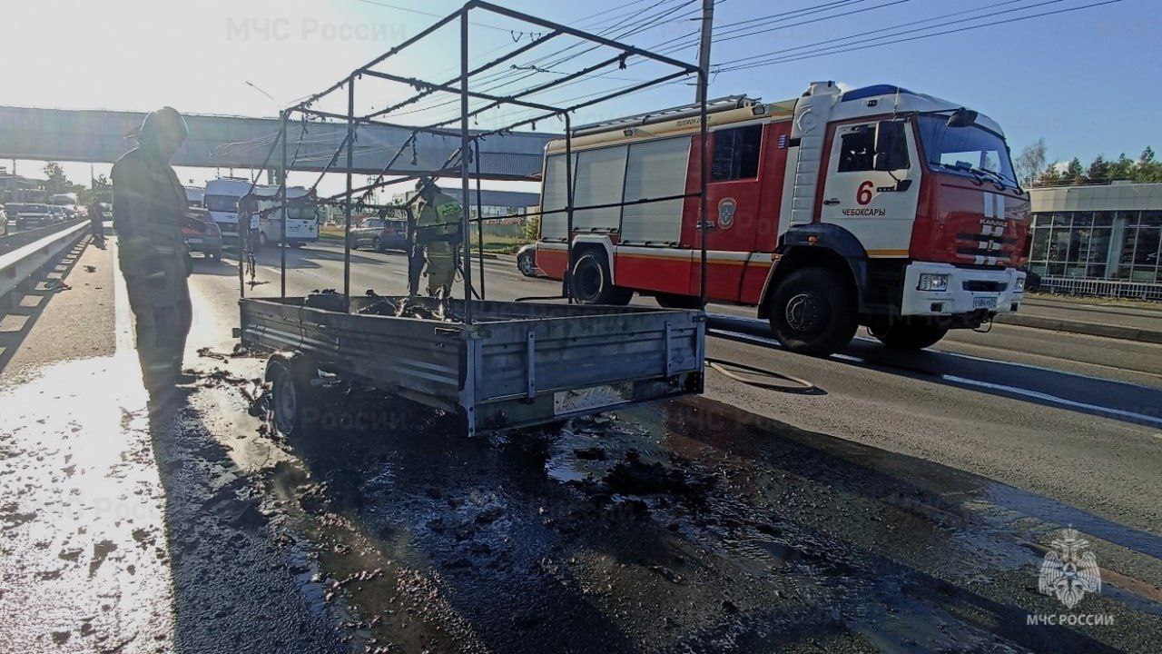 В Чебоксарах загорелся автоприцеп с пассажирами – пятеро госпитализированы Вечером 8 августа на Марпосадском шоссе в Чебоксарах загорелся прицеп автомобиля ВАЗ-2110. В нем перевозили триммеры для покоса травы, канистры с горючим и людей, что запрещено правилами. Водитель, заметив огонь, остановил машину. Пассажиры успели выбраться и отсоединить прицеп. Однако все получили ожоги. В больницу попали 52-летний мужчина и четверо подростков от 16 до 17 лет. 14-летнему подростку помощь оказали на месте. Всего в машине и прицепе ехали 8 человек. Как сообщает Главное управление МЧС России по Чувашской Республике, пять сотрудников и две единицы техники ликвидировали возгорание на дороге.