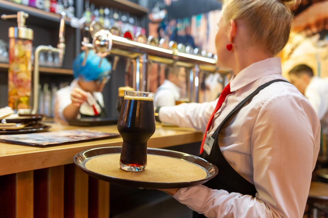 В России спрогнозировали рост цен в кафе и доставках Рестораны в 2025 г повышали цены из за подорожания продуктов и повышения издержек а вслед за этим теряли посетителей Количество чеков в сети Теремок упало год к году на 7 5 написал в своем Telegram канале основатель сети Михаил Гончаров В заведениях Барслона бары в Санкт Петербурге и Москве количество чеков сократилось на 1 рассказал Shopper s владелец сети Андрей Федотов В сети ресторанов Честная рыба число чеков упало в некоторых точках на 5 но в каких то был и рост на 1 2 сказал совладелец сети Ян Дмитренко В сети Шаурма Shop немного сократилось количество и гостей и чеков но средний чек немного вырос сообщил основатель сети Андрей Яковер Цифры он не раскрыл   telegra ph V Rossii sprognozirovali rost cen v restoranah i dostavkah 02 18