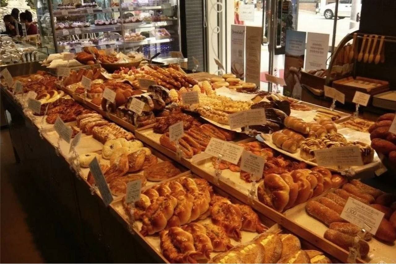 Выпечка с открытых витрин повышает риск пищевых отравлений Открытые витрины с выпечкой могут быть рассадником бактерий предупредила заведующая кафедрой пищевой безопасности Университета РОСБИОТЕХ Наталья Фоменко Она отметила что на открытых пространствах выпечка может накапливать пыль пыльцу что представляет угрозу для людей с аллергиями Кроме того есть покупатели которые трогают булочки грязными руками проверяя их на свежесть что увеличивает риск перекрестного загрязнения различными патогенами