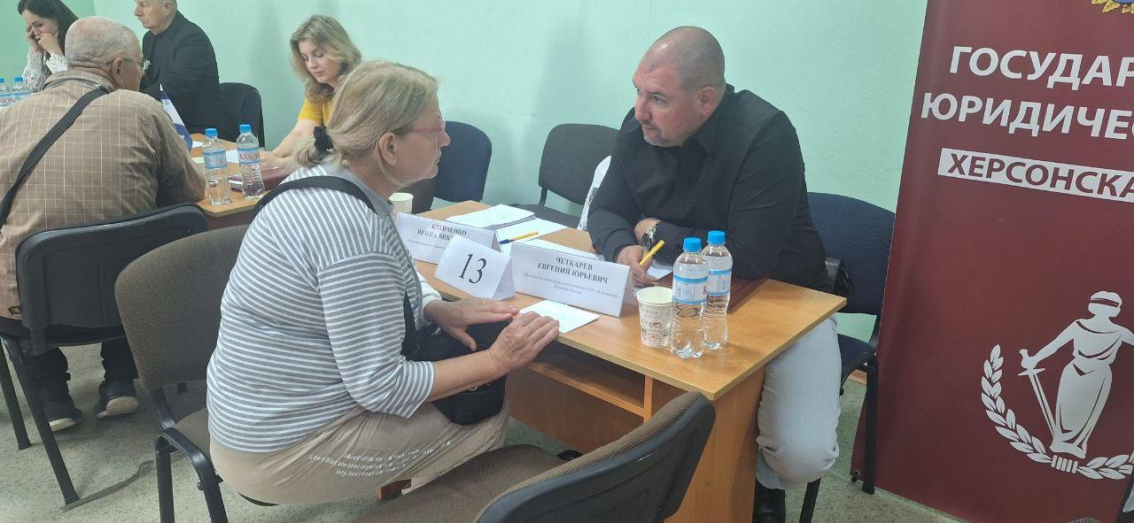 В рамках работы мобильной приемной Губернатора Херсонской области Евгений Четкарев провел прием граждан Председатель исполкома Херсонского регионального отделения общероссийской общественной организации «Ассоциация юристов России» Евгений Четкарев совместно с уполномоченным по правам человека в Херсонской области Сергеем Георгиевым и уполномоченной по правам ребенка в Херсонской области Ириной Кравченко провел прем граждан в Скадовске. В числе обращений рассматривались вопросы о переоформлении жилья, совершение сделок с имуществом, находящемся в совместной собственности, регистрации, наследства и другие. – Консультировали по вопросам в сфере права, разъясняли обратившимся их права. Несколько вопросов взяты на сопровождение, – рассказал Евгений Четкарев. Оказание бесплатной помощи населению, в том числе юридической – один из основных приоритетов мобильной приемной Губернатора Херсонской области и ОО «Ассоциации юристов России» работает в этом направлении.