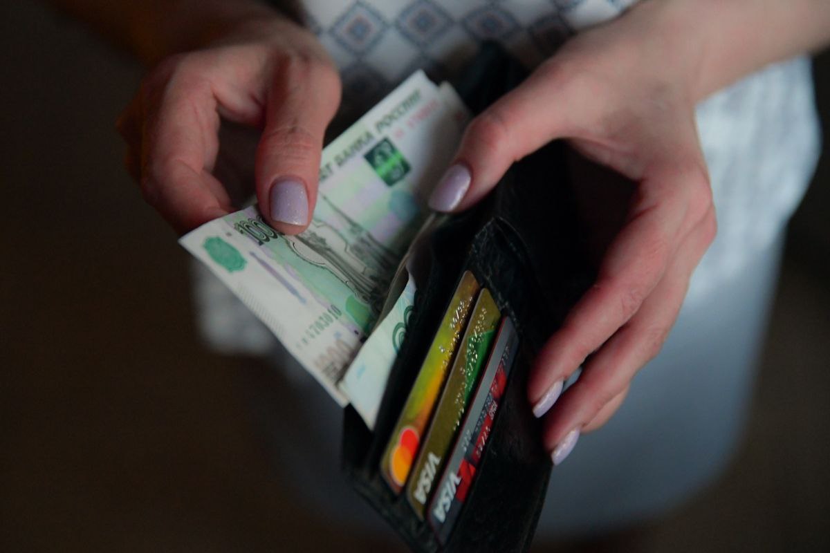 МВД России предложило ограничить снятие денег через кассы и бесконтактно МВД России предложило ввести период охлаждения т е отсрочку в выдаче денег при снятии наличных в кассах сообщил замглавы МВД Андрей Храпов на форуме Кибербезопасность в финансах Также МВД предлагает ограничить переводы денег при помощи NFC технологии разрешив переводить не более 50 тыс руб в день пишет ТАСС Замглавы МВД заявил что мошенники стали вынуждать своих жертв снимать деньги через кассу после чего потерпевшие отдают наличные курьерам Также по его словам в мошеннических схемах стали применять NFC технологии В 2025 году в рамках борьбы с мошенничеством был введен так называемый период охлаждения при оформлении кредита Если сумма составляет от 50 до 200 тыс руб то кредит выдадут с отсрочкой четыре часа а если сумма более 200 тыс то с отсрочкой не менее 48 часов