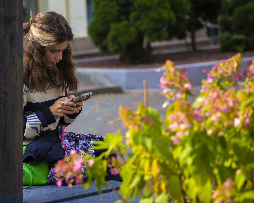 В Челябинской области создали публичную карту точек бесплатного Wi Fi gubernia74 ru articles society 1136105 Ближайшую точку доступа к бесплатному интернету можно найти на геопортале Челябинской области Чтобы увидеть место с действующим беспроводным интернетом необходимо выбрать слой Точки публичного Wi Fi поставить на левой панели экрана галочки напротив одного или нескольких операторов связи После этого вся информацию отобразится на карте В сервисе указано более 380 точек Wi Fi на территории Челябинской области прокомментировал глава регионального минцифры Игорь Фетисов Также в интерактивной карте можно увидеть информацию об операторе который предоставляет доступ к беспроводному интернету t me chgub