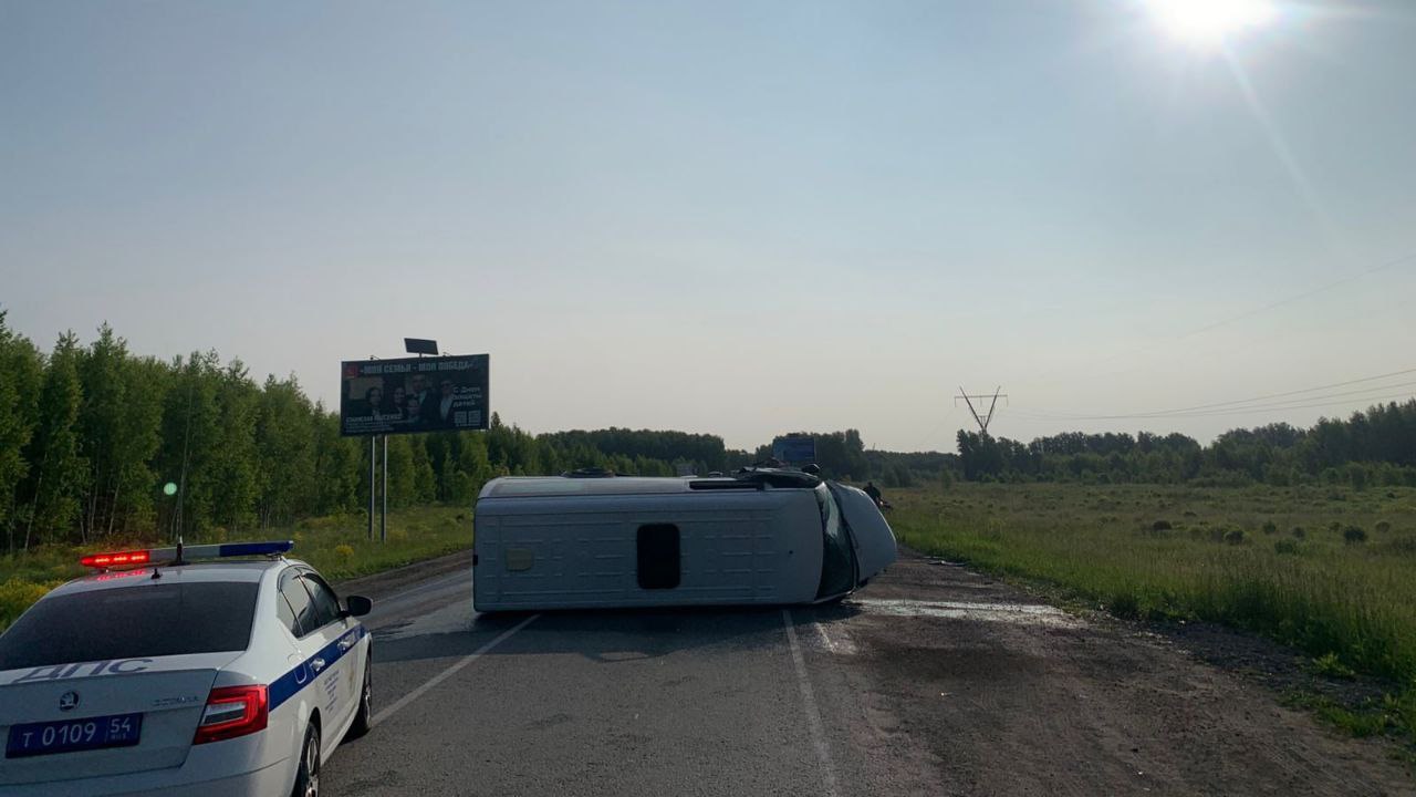 Погиб на встречке Ранним утром 11 июня на трассе Новосибирск – Кольцово произошла смертельная авария. 22-летний водитель Toyota Corolla выехал на полосу встречного движения – в тот самый момент, когда там ехал микроавтобус Mercedes Benz. Машины сошлись лоб в лоб на большой скорости. От удара Toyota улетела в кювет, а Mercedes упал на бок перегородив одну из сторон дороги. В ДТП погиб 21-летний пассажир Toyota. 62-летнего водителя Mercedes с травмами увезли в больницу. О состоянии водителя Toyota Corolla в полиции не сообщили. Вести Новосибирск