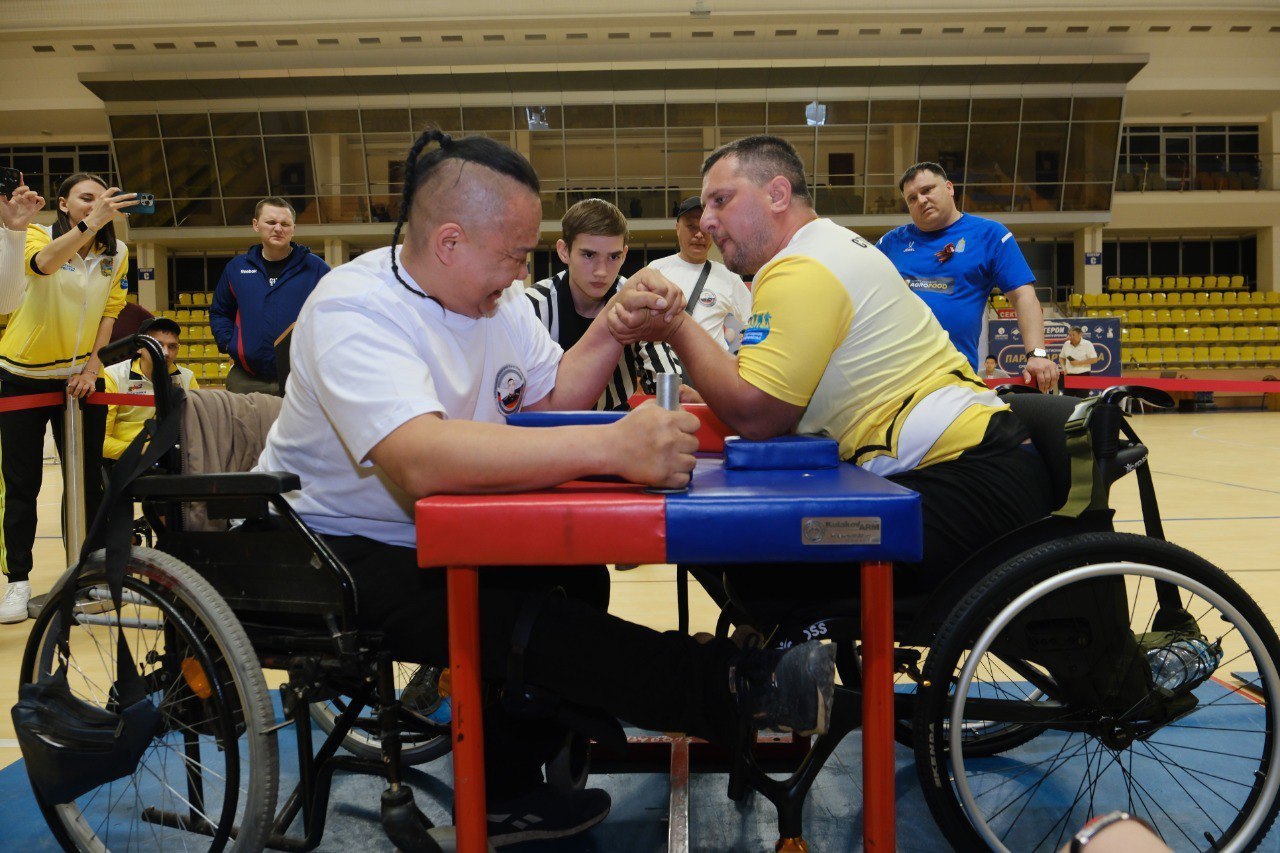 Интернет газета Степные вести Новости В Калмыкии проходит республиканская параспартакиада Сегодня 14 ноября в Элисте стартовала республиканская параспартакиада среди лиц с ограниченными возможностями здоровья В соревнованиях участвуют как ветераны боевых действий с тяжелым увечьями так и взрослые и дети с ограниченными физическими возможностями здоровья Спортивный праздник объединит сотни участников со всего региона В этом году видами спорта стали армрестлинг пауэрлифтинг дартс стрельба из лука национальная игра альчики настольный теннис плавание шашки и гиревой спорт У вас есть новость которой вы хотите поделиться Расскажите нам Stepnyevesti bot Подписаться на stepnyevesti Калмыкия Калмыкия Элиста регион08 Степные вести c источник