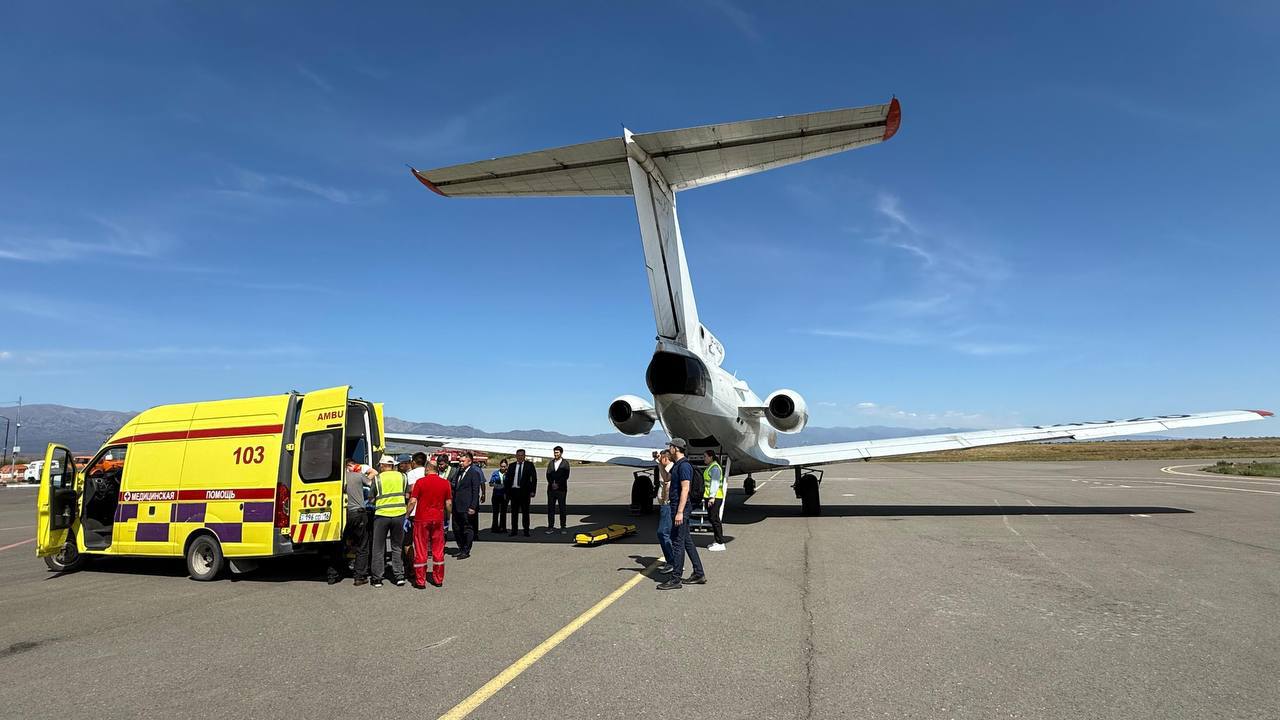 Двоих пострадавших детей в области Абай перевезли санавиацией в Астану На борту их сопровождала бригада врачей Одну из пациенток оставили в региональном стационаре из за нестабильности состояния 9 летняя девочка находится под наблюдением главного внештатного анестезиолога реаниматолога до стабилизации самочувствия
