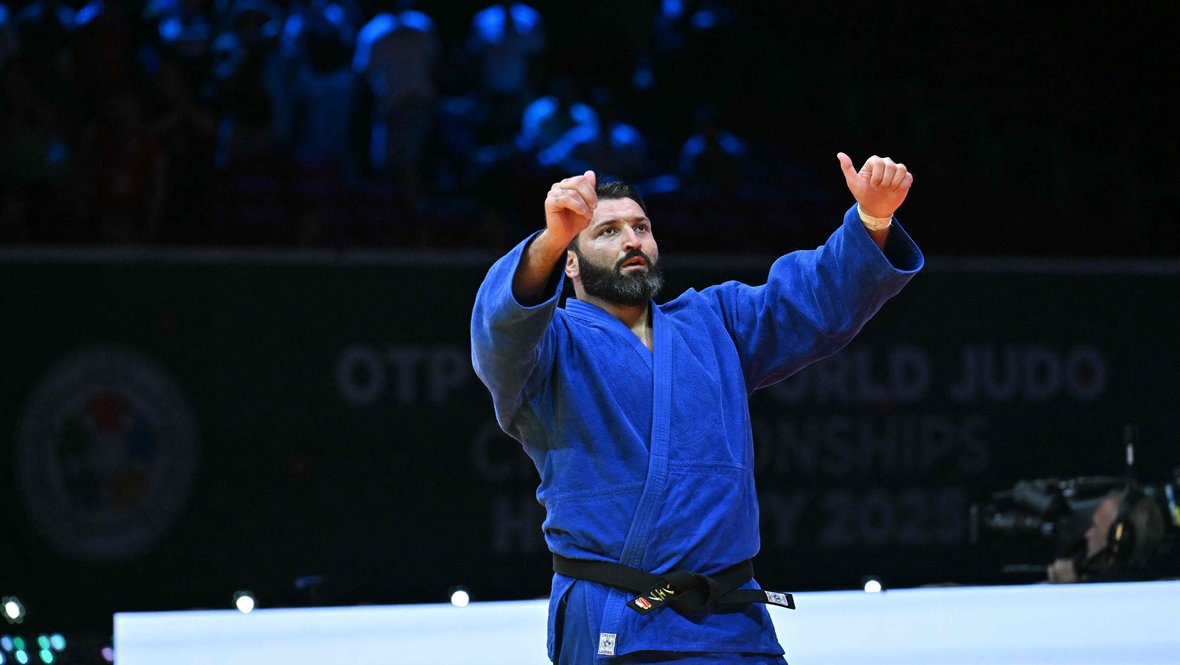 Двукратному чемпиону мира по дзюдо Иналу Тасоеву подарили квартиру  Ключи от нее спортсмену вручили во время чествования в Осетии. Их от имени главы республики вручил вице-премьер, меценат Русланбек Икаев.  Напомним, в июне Инал Тасоев второй раз в карьере стал чемпионом мира. Сегодня он вернулся в Северную Осетию. В аэропорту его встречали сотни людей - родные, друзья, болельщики, журналисты и официальные лица.   Фото AFP