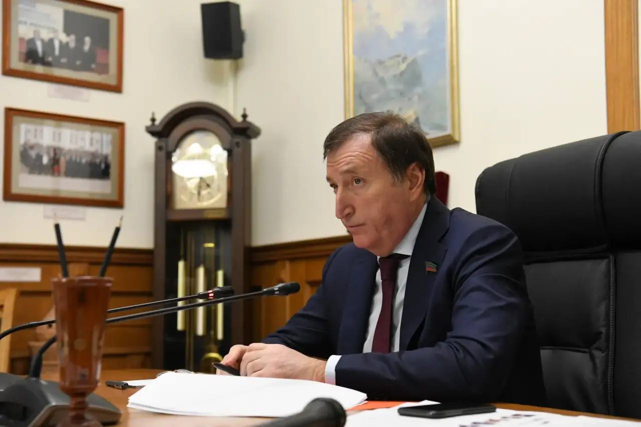 50 я сессия Народного собрания Дагестана утверждение бюджета и стратегии развития Сегодня 23 декабря в 10 00 в Махачкале состоится 50 я сессия Народного собрания Дагестана Прямую трансляцию можно будет посмотреть на телеканале РГВК Дагестан а также на сайте и в официальной группе парламента ВКонтакте На сессии спикер парламента Заур Аскендеров выступит с докладом о работе за 2025 год Депутаты во втором чтении рассмотрят и внесут изменения в республиканский бюджет на 2026 2028 годы утвердят бюджет Территориального фонда ОМС и внесут поправки в ряд важных законов касающихся стратегии развития республики поддержки молодёжи и бизнеса РГВК Дагестан в MAX