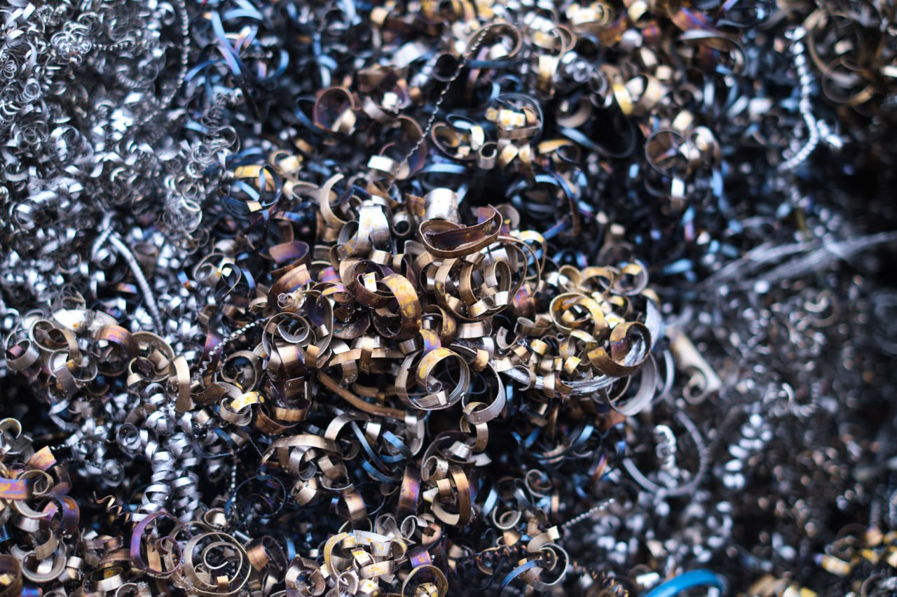 Правительство увеличило квоту на вывоз лома и черного металла С 1 января объем квоты на экспорт лома и черного металла за пределы Евразийского экономического союза увеличится и составит 2 2 млн т Такой объем квоты будет действовать до 31 декабря 2026 года Решение позволит участникам отрасли реализовать на внешнем рынке дополнительный объем сырья невостребованный на внутреннем рынке ℹ При экспорте лома и отходов черных металлов в рамках квоты пошлина составляет 5 но не менее 15 евро за тонну сверх этого 5 но не менее 290 евро за тонну Подписаться на Правительство России в MAX