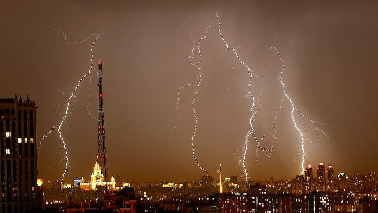 Мощная гроза, жара, град и ливни накроют Москву через несколько часов Синоптики сообщают, что «адская» погода начнётся в 13:00 и будет продолжаться до ночи. При этом ожидается температура воздуха до +30°C. Порывы ветра могут достигать 17 метров в секунду.