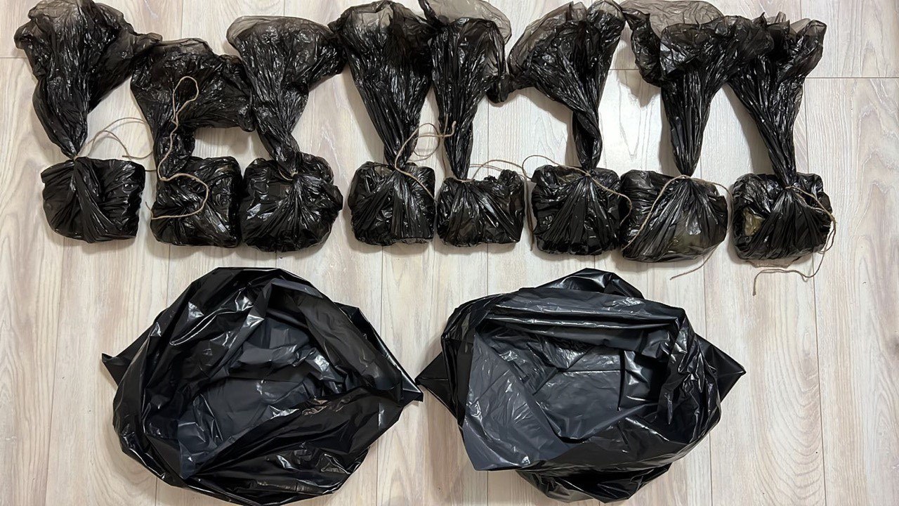 За подготовку теракта по заданию СБУ супруги получили 29 лет колонии на двоих Южный окружной военный суд вынес приговор супругам из Михайловска, признав их виновными в приготовлении к теракту и госизмене. По информации краевой прокуратуры, в конце 2022 года мужчина наладил связь с представителями спецслужб Украины, изъявив желание помогать в деятельности против безопасности России. Позже он посвятил в свои планы жену. По указанию СБУ супруг получил самодельное взрывное устройство, которое при содействии жены планировал использовать для подрыва железнодорожных цистерн с топливом на территории Ставрополья. Реализовать преступный замысел паре не удалось — их деятельность пресекли сотрудники ставропольского УФСБ. Суд приговорил мужчину к 16 годам лишения свободы в колонии строгого режима и штрафу в 600 тыс. рублей. Его супруга получила 13 лет колонии общего режима и аналогичный штраф. Фото: УФСБ по СК
