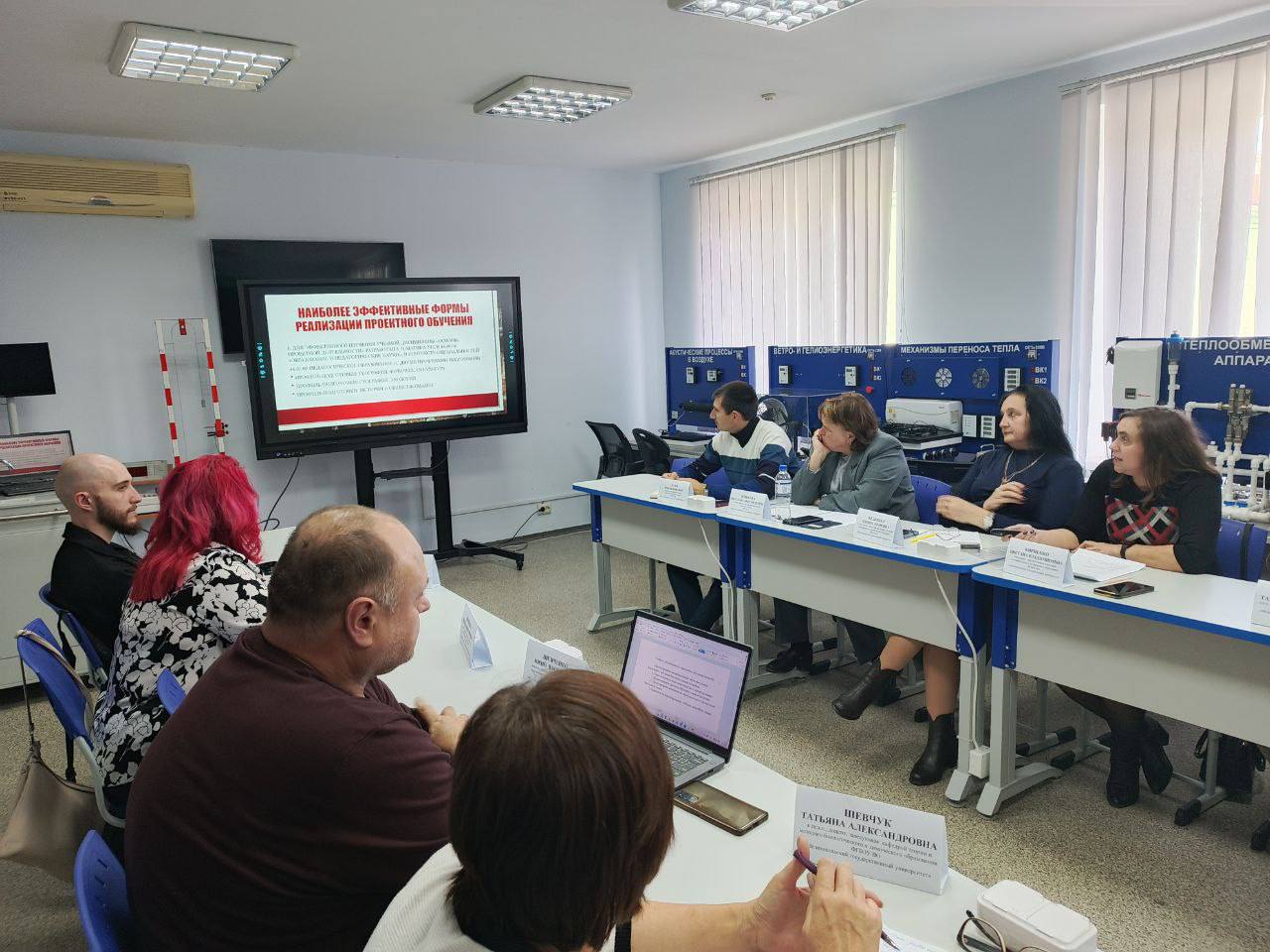 На ФИП прошла стратегическая сессия Новая дидактика инновационная образовательная среда проектного обучения На Факультете инновационной педагогики состоялось важное событие посвященное трансформации подготовки будущих учителей Глубоко погрузились в ключевые аспекты Подходы и инструменты для формирования готовности будущих педагогов к инновационной деятельности Компоненты образовательной среды проектного обучения и эффективные практики междисциплинарной работы А также обсудили и сформировали предложения по запуску студенческого педагогического акселератора Педагог будущего Рабочие группы наших кафедр представили авторские методики демонстрирующие как внедрить проектный практико ориентированный и даже инженерный подходы в подготовку учителей способных решать задачи технологического лидерства В такой инновационной среде наши студенты Осваивают способы деятельности а не только факты Учатся принимать решения и нести ответственность Видят смысл учёбы в реальном результате Сайт ВК Сайт абитуриента Помощник абитуриента