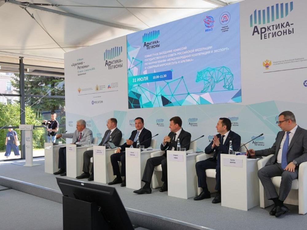 В Архангельске открылся форум «Арктика — Регионы»  На форуме «Арктика — Регионы» состоялось совместное заседание комиссий госсовета РФ по направлениям «Международная кооперация и экспорт» и «Северный морской путь и Арктика».  Развитие портовой инфраструктуры российской Арктики для обеспечения функционирования трансарктического транспортного коридора и увеличения экспортного потенциала регионов стало ключевой темой совместного заседания комиссий госсовета РФ по направлениям «Международная кооперация и экспорт» и «Северный морской путь и Арктика».  Фото: пресс-служба губернатора и правительства Архангельской области