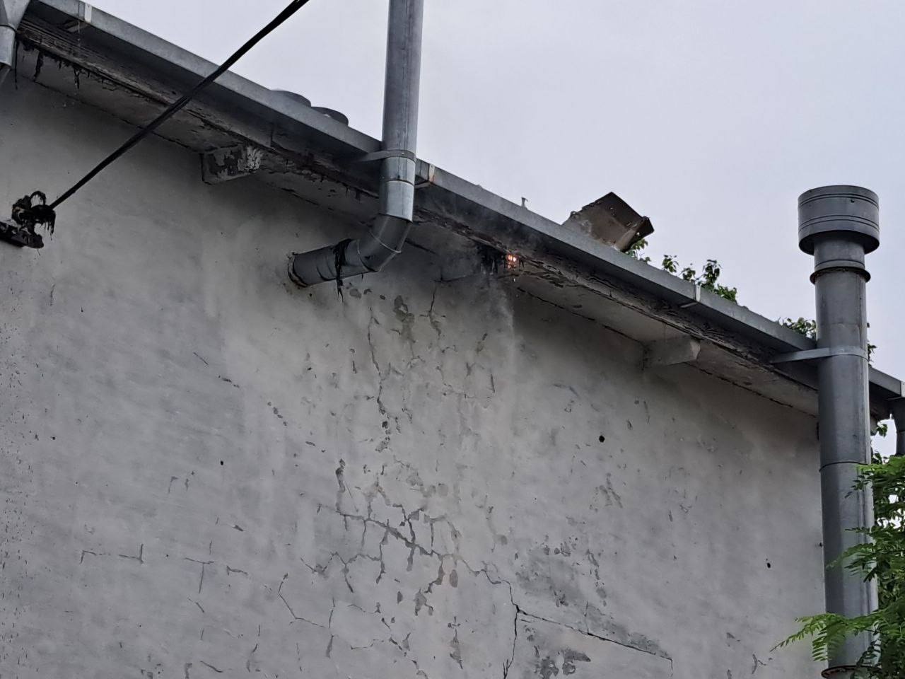 В Новой Каховке загорелось здание столярной мастерской в результате обстрела ВСУ Возгорание оперативно ликвидировала дежурная смена десятой пожарно-спасательной части. Погибших и пострадавших в результате происшествия нет. ПОДПИСАТЬСЯ НА ТАВРИЮ