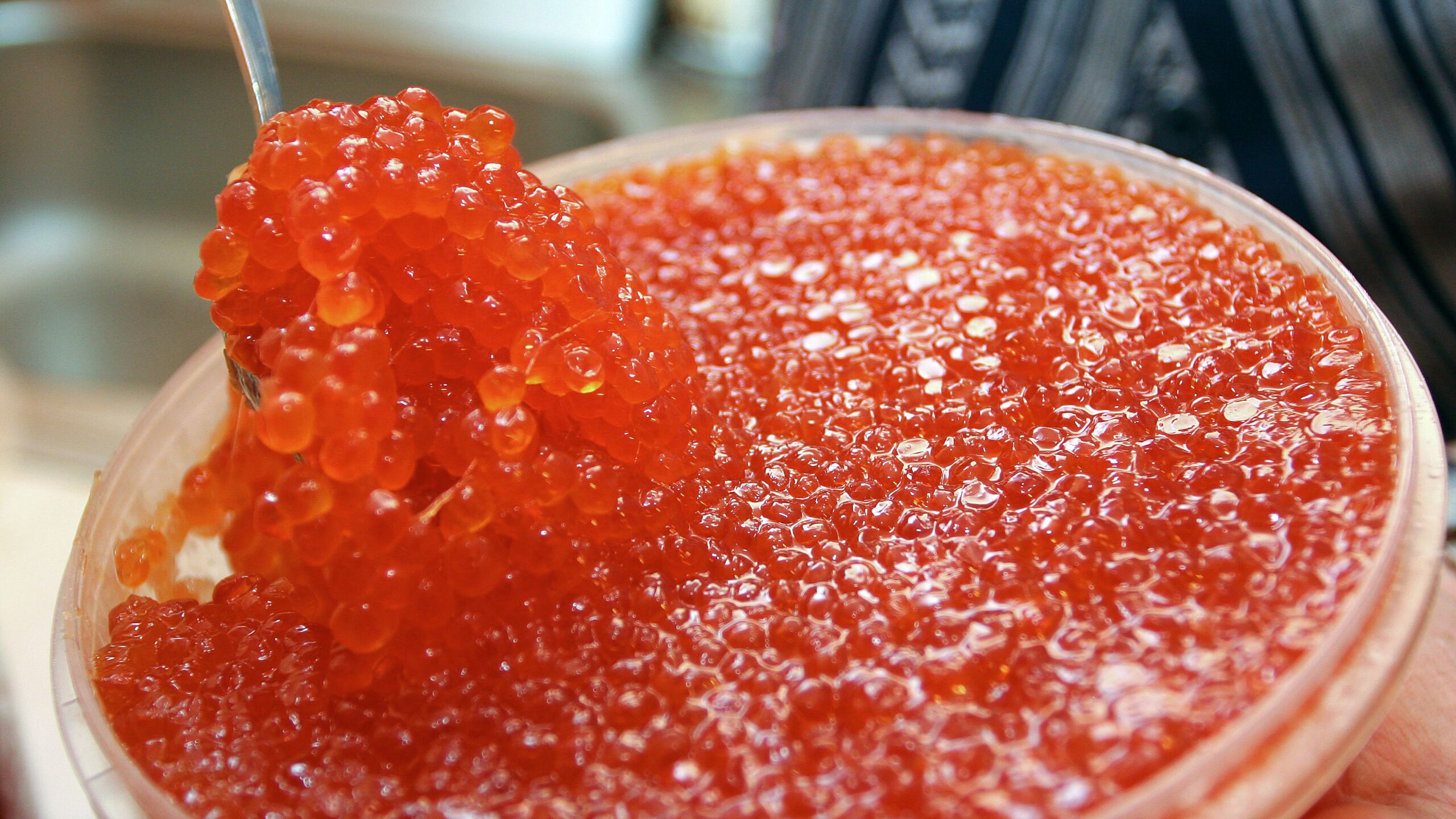 Икру с добавлением пищевой добавки Е 239 не стоит покупать данный консервант запрещен из за выделения токсичных веществ рассказали РИА Новости в пресс службе Роспотребнадзора Икра лососевых рыб таких как горбуша кета нерка семга и форель представляет собой ценный продукт питания Она богата полиненасыщенными жирными кислотами легко усваиваемыми белками а также йодом кальцием фосфором железом и витаминами A D E и группы B включая фолиевую кислоту говорится в сообщении Чтобы выбрать качественную и безопасную красную икру важно следовать определённым рекомендациям В Роспотребнадзоре отметили что не стоит покупать такой продукт на рынках или у частных лиц Также в пресс службе рекомендовали обязательно изучать этикетку на ней должны быть указаны название рыбы дата производства и упаковки Стоит покупать продукт в железной банке на который есть дата изготовления слово ИКРА номер завода изготовителя и смены индекс рыбной промышленности Р Надписи должны быть выбиты изнутри