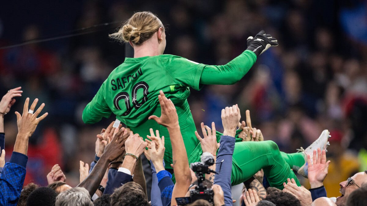 Футболка Сафонова с матча против Фламенго была продана на аукционе за 2 65 тыс Лот был выставлен на платформе MWS В описании отмечается что она была подготовлена для Матвея к финалу но голкипер не играл в ней Также на аукционе продали джерси нескольких футболистов ПСЖ с той же встречи Дороже всех была приобретена майка в которой вышел Дуэ 20 155 евро news matchtv Sports Press Photo Getty Images Sport