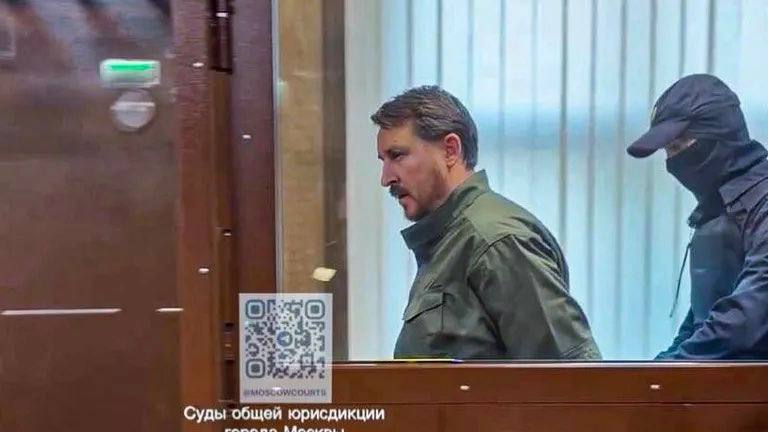 Суд рассмотрит иск Генпрокуратуры на 1 6 млрд к экс мэру Сочи 14 января В январе 2026 года Хостинский районный суд Сочи приступит к рассмотрению иска Генеральной прокуратуры к бывшему главе города Алексею Копайгородскому и аффилированным с ним лицам Как сообщает ТАСС предметом судебного разбирательства станет обращение в доход государства активов на сумму 1 6 млрд рублей В рамках дела рассматривается вопрос о передаче государству 77 объектов недвижимости расположенных в Краснодарском крае Ленинградской области Санкт Петербурге и Москве Среди них элитные квартиры в центре Санкт Петербурга вблизи Эрмитажа а также пять автомобилей марки Mercedes значительные денежные средства предметы роскоши наручные часы зарубежных брендов и ювелирные изделия свои фото видео и истории присылайте нашему боту prostokrd bot Подпишись на наш канал в Telegram MAX