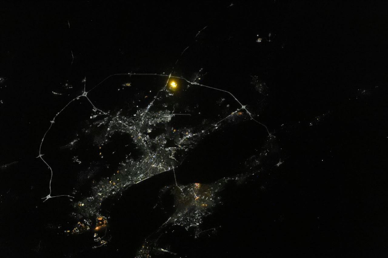 Россиянам показали, как выглядят Саратов и Энгельс с космической станции  Российский космонавт Иван Вагнер сделал снимок ночного Саратова и Энгельса с борта Международной космической станции.  В объектив попали и ночные панорамы Калининграда, Ставрополя, Волгограда, Орска, Магнитогорска, Екатеринбурга и Тюмени.  Фото: тг-к И. Вагнера    Прислать новость