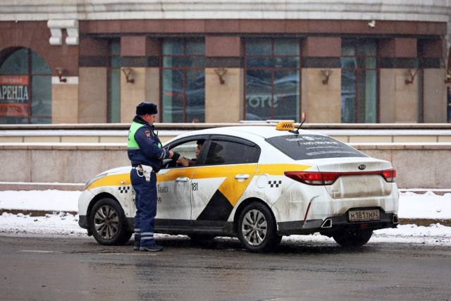 Рейд по выявлению нарушений среди таксистов и водителей каршеринга пройдет в Москве.  Когда: с 14 по 16 февраля.  Цель рейда — профилактика правонарушений при эксплуатации каршеринговых автомобилей.  Фото: Shutterstock