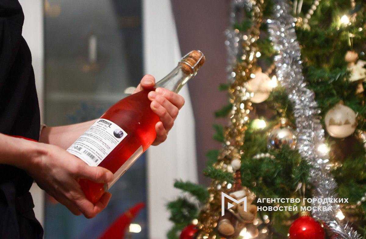 Минздрав Подмосковья рекомендовал не пить шампанское с бумажным пеплом Врачи предупреждают что в пепле остаются микрочастицы сажи смол а также химические компоненты самой бумаги остатки чернил отбеливателей клеевых составов При нагревании некоторые из этих веществ могут разлагаться на токсичные фрагменты Особую опасность представляет сочетание таких частиц с алкоголем Шампанское или игристое вино могут усилить раздражающее действие на слизистую оболочку желудка Это чревато неприятными симптомами от легкой тошноты и тяжести до болей в животе Для людей с уже существующими проблемами желудочно кишечного тракта гастрит повышенная чувствительность риск обострения значительно возрастает Подпишись на Агентство Москва Мы в МАХ