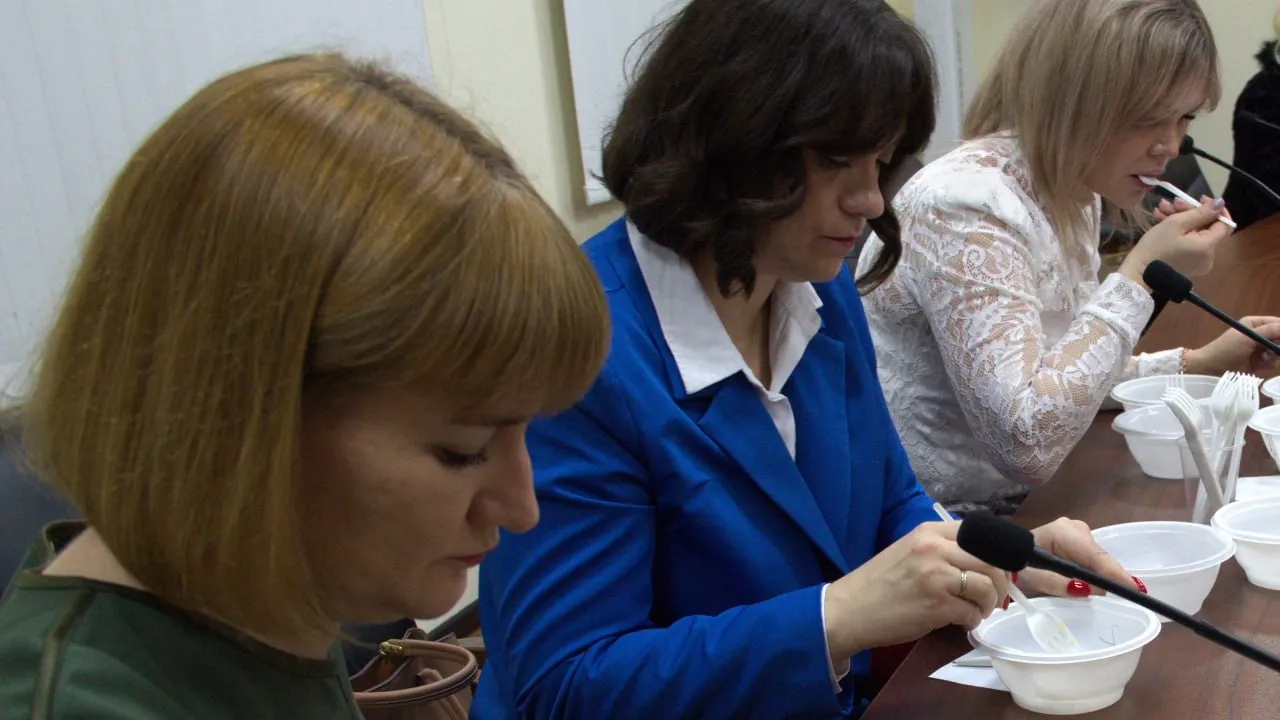 В Нижнем Новгороде подвели итоги слепой дегустации куриных яиц Она прошла на площадке региональной Торгово промышленной палаты в преддверии Пасхи Участники сравнили образцы от производителей из Нижегородской Владимирской Тульской областей и Чувашии В итоге голоса распределились так 64 набрало Дивеевское яйцо от Дивеевской птицефабрики 27 Ко коль от ООО Зерно из Владимирской области 9 Моя цена от птицефабрики Тульская Бренды во время дегустации не назывались яйца сравнивали по вкусу и внешнему виду после варки Фото Елена Гордеева Подписывайтесь на Ъ Приволжье в Telegram в Mах