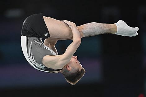 Андрей Буйлов и Иван Литвинович вышли в финал проходящего в испанской Памплоне чемпионата мира по прыжкам на батуте в синхронном зачете Участие в мужской квалификации приняли 38 пар из которых в полуфинал прошли лучшие 24 Андрей Буйлов и Иван Литвинович показали второй результат Себастьян Станкевич и Станислав Яскевич были пятыми В следующем круге отбора белорусский дуэт одержал победу а Станкевич и Яскевич расположились следом но из за лимита на одну пару из каждой страны в финал попали только Андрей и Иван Призеры в этом виде определятся 9 ноября противостоять белорусам будут батутисты из Германии Великобритании Нидерландов Китая Португалии Японии и России В женских синхронных прыжках были заявлены 24 дуэта в том числе наши пары Екатерина Ершова Яна Лебедева и Виолетта Бордиловская Злата Миниахметова Оба белорусских тандема успешно выступили в квалификации заняв второе и четвертое места соответственно Однако повторить успех в полуфинале не получилось Бордиловская и Миниахметова стали 14 ми Ершова и Лебедева 16 ми Ранее шестеро белорусских спортсменов стали полуфиналистами в индивидуальном зачете   Лучший результат показал двукратный олимпийский чемпион и обладатель Кубка мира Иван Литвинович набравший рекордные в сезоне 67 290 балла olympicteamby