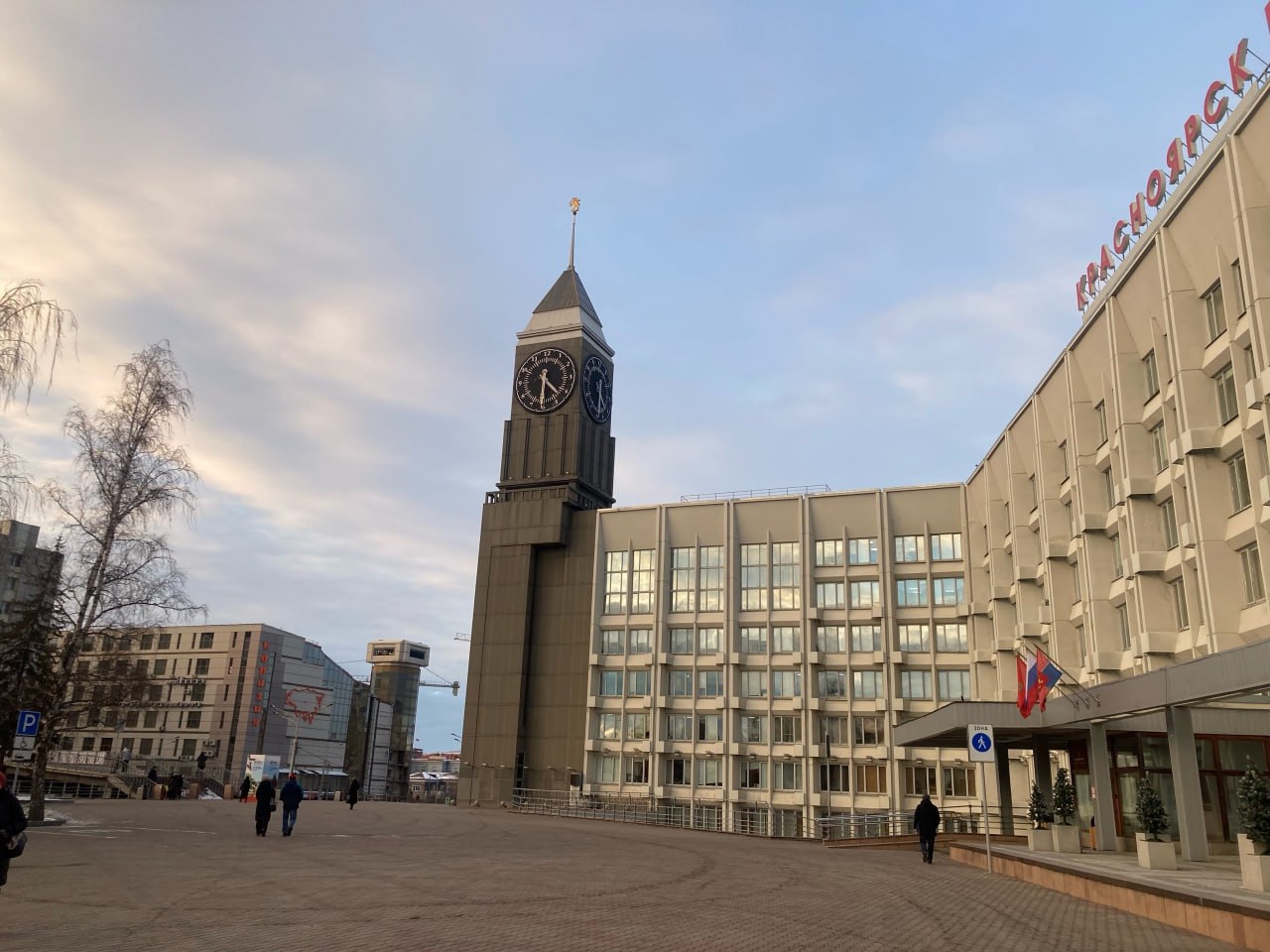 Чиновникам мэрии Красноярска хотят увеличить пенсии в два раза Временно исполняющий обязанности главы города Роман Одинцов предложил удвоить пенсии муниципальным служащим Бывший мэр Красноярска Владислав Логинов судя по проекту решения может остаться без выплаты Рассказываем подробности ТВК