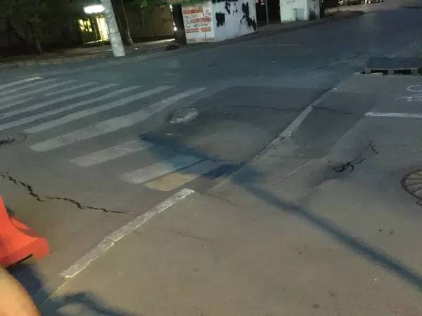 На Западном в Ростове после гидравлических испытаний рушится асфальт После проведения гидравлических проверок на Западном начался рушиться асфальт. Об этом 23 июня сообщили пользователи социальных сетей. Жители Ростова выразили недовольство крайне плохим состоянием дорожного полотна на перекрестке улиц Зорге и проспекта Коммунистического, в зоне пешеходного перехода у ЗАГСа в Советском районе. По свидетельствам горожан, до начала гидравлических испытаний данный участок дороги отличался ровной поверхностью и наличием бордюров. В ходе проведения ремонтных работ коммунальные службы выкопали углубление в центре проезжей части, произвели необходимые действия и засыпали его. Впоследствии асфальт пришел в негодность. Большие выбоины и трещины, рискующие обвалиться в любой момент, создают угрозу безопасности для пешеходов и водителей. - Вечером там кто-нибудь обязательно провалится или получит травму, - жалуются ростовчане. - Уличное освещение практически отсутствует, что делает этот участок дороги небезопасным в ночное время. Подписаться на "Новости Ростова" Прислать новость