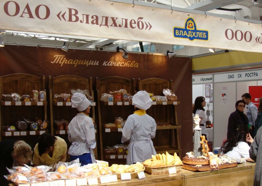 Владхлеб заплатит 1 8 млн рублей за незаконное использование бренда Благодатный хлеб Приморский производитель проиграл суд компании Богородский каравай в споре об интеллектуальных правах Предприятие несколько лет выпускало продукцию под чужой маркой без разрешения а после подписания договора отказалось предоставлять отчеты о продажах и платить вознаграждение Арбитражный суд края удовлетворил иск правообладателя Теперь Владхлеб обязан выплатить 1 миллион рублей долга и 800 тысяч рублей штрафной компенсации а также удалить упоминания чужого товарного знака со своего сайта Хотите поделиться новостью Написать в Приморье Онлайн