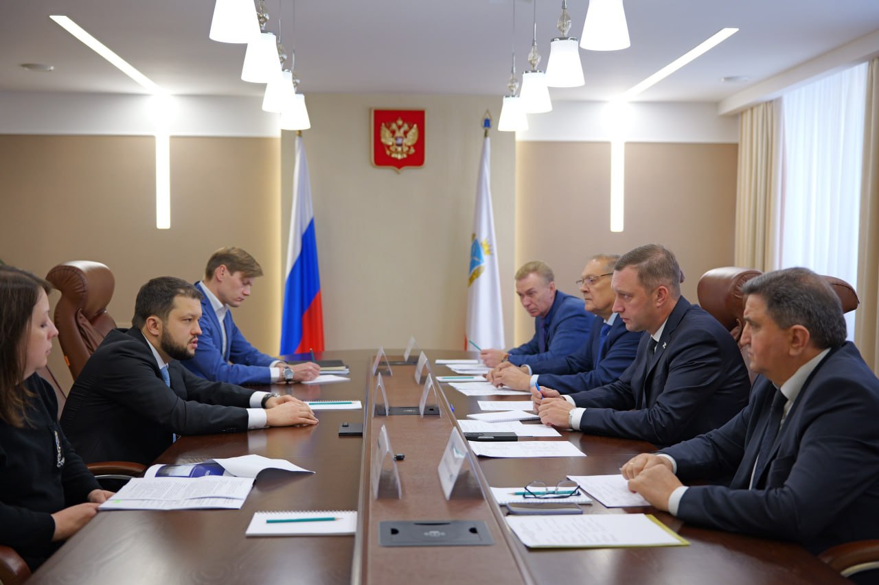 Глава Росавиации прилетел в Саратов чтобы изучить потенциал аэропорта Гагарин Руководитель Росавиации Дмитрий Ядров встретился губернатором Романом Бусаргиным чтобы обсудить как увеличить пассажиропоток и добавить новые направления как по России так и за границу Сейчас весной и летом из Гагарина летают 10 авиакомпаний по 12 направлениям Обсуждали возможности по увеличению пассажиропотока и развитию логистики связанной с воздушным транспортом проинформировал Бусаргин А каких направлений из Саратова не хватает вам Мы в MAX Мы в TG Прислать новость