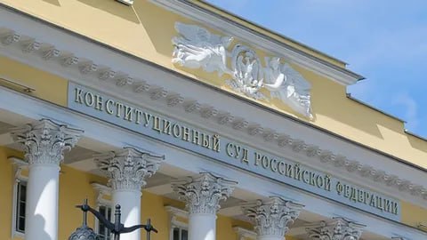 Крипта раздора Российским Конституционным судом будет рассмотрен важный правовой вопрос должна ли применяться судебная защита в отношении сделок с криптовалютой если её обладатель не сообщил государству о своём владении ею Намедни было принято к производству обращение Дмитрия Тимченко оспаривающего положение ст 14 Федерального закона о цифровых финансовых активах связывающее предоставление судебной защиты владельцам криптоактивов исключительно с уведомлением ФНС По мнению большинства экспертов ситуация осложняется противоречивым статусом виртуальных активов В уголовном законодательстве они уже признаются имуществом для целей ареста и последующей конфискации а вот в гражданских спорах доступ к защите прав владельцев криптокошельков затруднен Ни один другой вид имущества в РФ не связан с вышеуказанными ограничениями КС рассмотрит жалобу Тимченко которому в 2023 году не удалось вернуть через суд 1 тысячу токенов в Tether одолженных на неделю по договору управления цифровой валютой в целях извлечения краткосрочной прибыли А Савеловский райсуд Москвы отказал в иске об истребовании имущества из чужого незаконного владения со ссылкой на нормы закона о цифровых финансовых активах bankrest