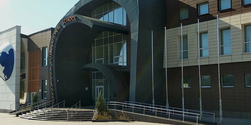 Школа получила повреждения в центре Донецка в результате удара со стороны ВСУ Дроны атаковали неработающее здание учебного заведения ТАСС уточняет что Григорьевская школа находится в Ворошиловском районе у проспекта Богдана Хмельницкого В результате прилёта дронов повреждено остекление и фасад Рядом упали боеприпасы и обломки БПЛА В июле премьер министр ДНР Андрей Чертков вместе с представителями региона шефа Москвы посетил школу для оценки её состояния Один из блоков был повреждён из за украинского обстрела Чертков сообщил что учебное заведение планируют открыть в 2026 году совместно с федеральной территорией Сириус Школу построили до начала конфликта в 2014 году Она задумывалась как элитное учебное заведение но из за начала вооружённого противостояния не была открыта Подписаться на Говорит Москва Telegram VK MAX