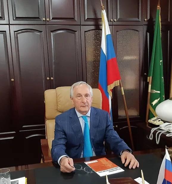 У семьи экс-главы Верховного суда Адыгеи нашли коррупционные активы. Генпрокуратура хочет отобрать у Аслана Трахова сотни объектов недвижимости, оцениваемых более чем в 2 млрд руб., узнал «Ъ». Он занимал пост председателя Верховного суда Адыгеи больше двадцати лет. По версии надзора, активы Аслана Трахова — судьи в отставке, кавалера ордена Почета и медали «Слава Адыгеи» — имеют коррупционное происхождение и спрятаны в результате оформления на членов его семьи и третьих лиц. Уйдя с должности, Аслан Трахов начал процесс возвращения имущества в семью, а коррупционно-судейские традиции, по данным прокуроров, продолжил его сын. Подробнее — в материале «Ъ». ALDOR46 / Wikipedia #Ъузнал