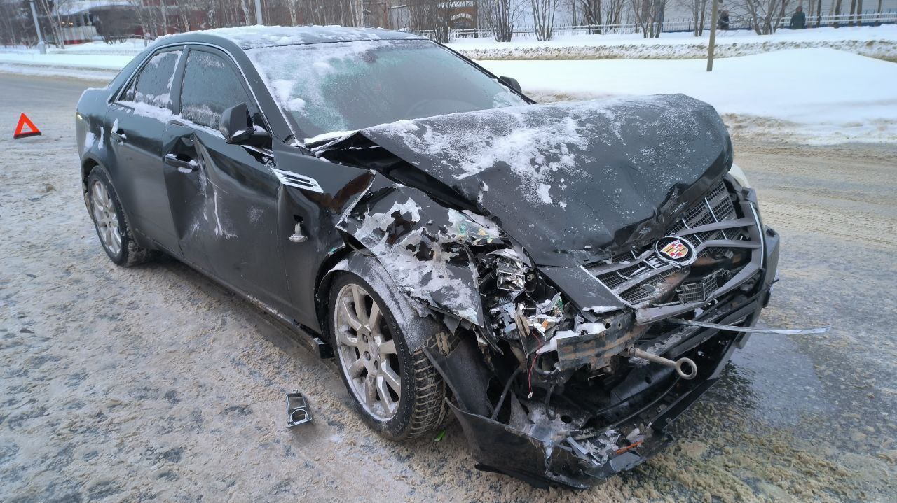 Машина скорой помощи столкнулась с Cadillac в Нижневартовске — оба водителя и пассажир пострадали.   Авария произошла на улице Комсомольский бульвар. По предварительной информации, ДТП спровоцировал 66-летний водитель автомобиля скорой помощи. Когда он выезжал с дворовой территории, не уступил дорогу из-за чего столкнулся с иномаркой.  В результате ДТП оба водителя, а также пассажир Cadillac получили травмы, сообщает Госавтоинспекция Югры.   : Telegram/ Госавтоинспекция Нижневартовска.       Отправить новость