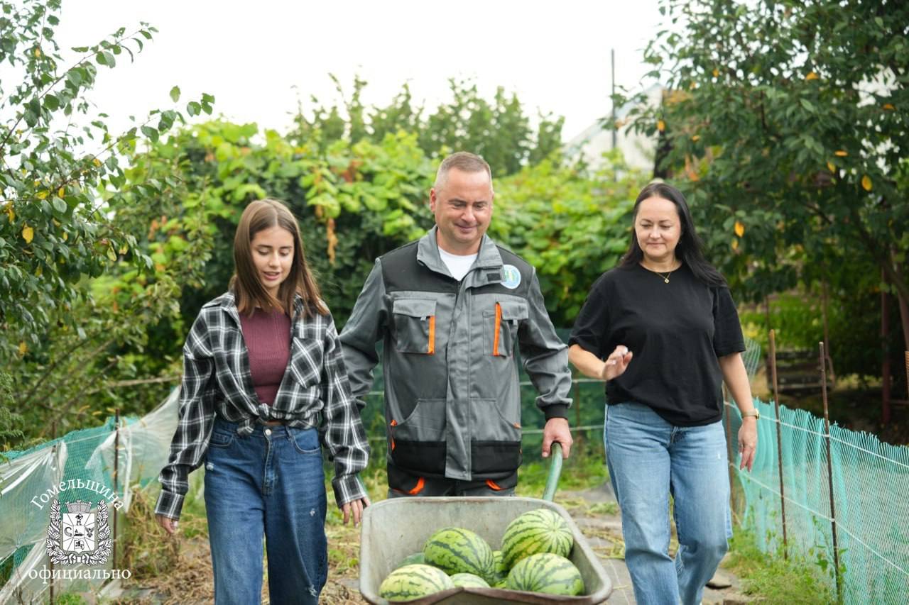 Школьница из Гомельского района вырастила арбузы из семян переданных с бахчи Александра Лукашенко Карина Мурашко из агрогородка Улуковье написала письмо Главе государства с просьбой поделиться семенами арбуза которые растут на президентской бахче Весной мечту школьницы исполнили при поддержке специалистов по сельскому хозяйству она растила сладкую ягоду В июне арбузы высадили в открытый грунт Сегодня вместе с мамой и папой Карина собрала свой первый урожай Для меня сегодняшний день полон волнений и переживаний так как сбылась моя мечта на которую меня вдохновил наш Президент Александр Григорьевич Лукашенко Выращивать арбузы было трудно лето выдалось дождливым и холодным опускались туманы Запомнились интересные моменты как появились первые завязи а потом начали формироваться сами арбузы Я счастлива что у нас все получилось t me gomel region gov 41370