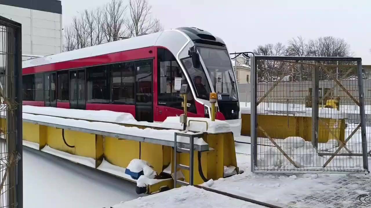 Еще два новых трамвая Львенок отправили в Самару Их собирают на Тверском механическом заводе электротранспорта работы по сборке этой партии начались еще в 2025 году Мы обкатали вагоны проверили все системы пролили в дождевальной камере и бережно их упаковали прокомментировала пресс служба компании Samara