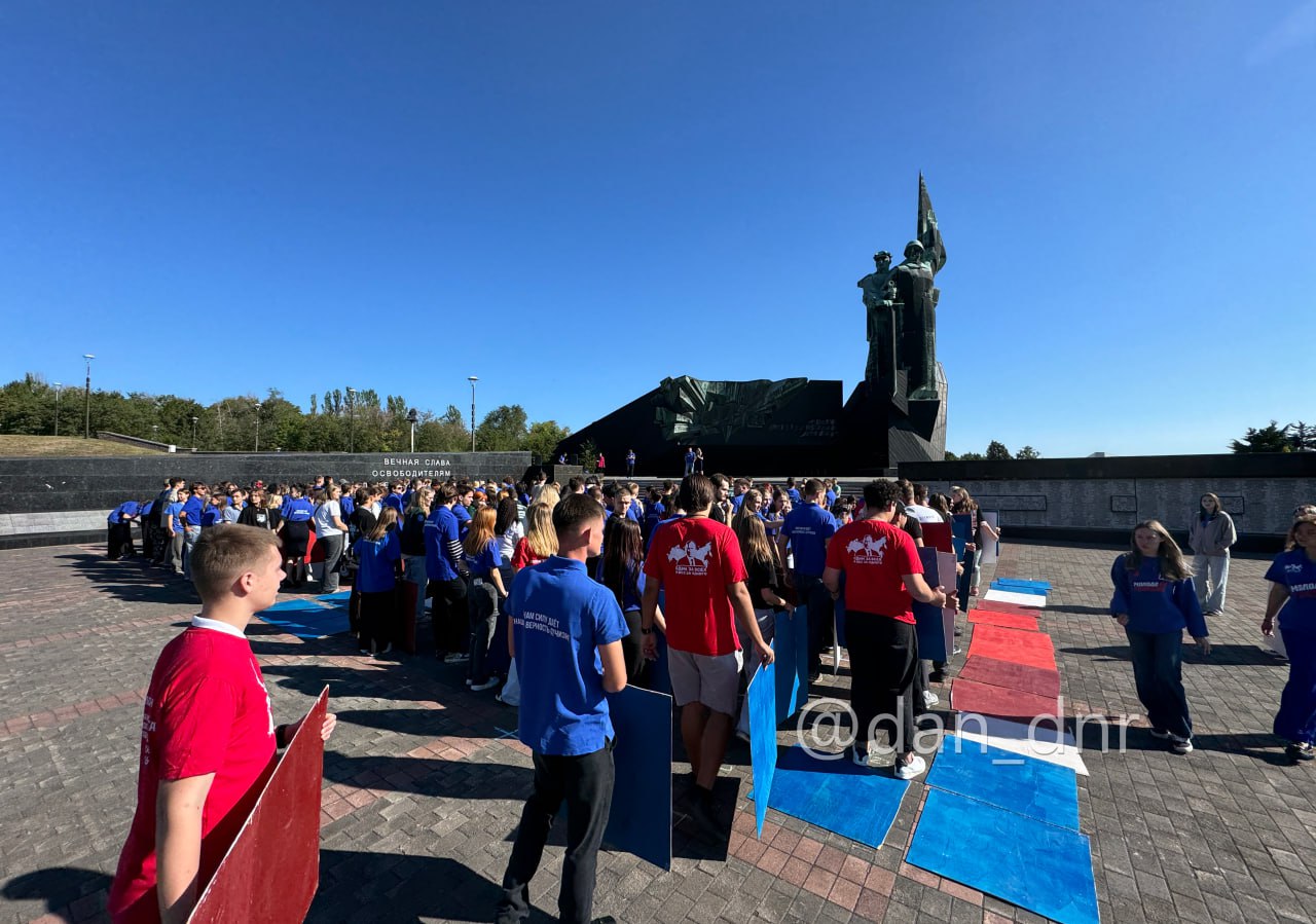 В Донецке прошел флешмоб ко Дню независимости КНДР  300 человек собрались у подножия мемориала «Твоим освободителям, Донбасс» и выложили из табличек российский триколор, а затем, перевернув таблички, - флаг КНДР.     «Когда нам было тяжко, когда нужна была небольшая передышка, Корея позволила нам вздохнуть, они предложили вместе с нами плечом к плечу стать, и в Курске они это доказали, они нигде не прятались. Они в полный рост воевали, шли, как за свое родное. Они чтят историю, и мы не должны от нее отходить»,  — обратился командир интербригады «Пятнашка» Герой ДНР Ахра Авидзба.   Как все прошло - смотрите в репортаже корреспондента  !   !!  переводчик сказал нам, что это «Поздравляю!»