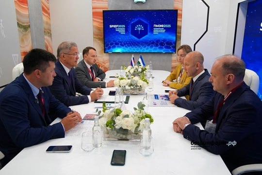 В Уфе до 2029 года возведут крупный логистический центр за 4,6 млрд рублей - Башинформ Башкортостан и компания «Свит Лайф Фудсервис» входит в ГК «Сладкая жизнь» создадут крупный логистический центр в Уфе. Комплекс площадью 36 тысяч кв. м планируют возвести до конца 2029 года, что позволит создать 1 000 новых рабочих мест. Согласно документу, который сегодня подписали на площадке Петербургского международного экономического форума Глава Башкортостана Радий Хабиров и генеральный директор группы компаний «Сладкая жизнь» Альберт Гусев, предполагается строительство дистрибьюторского торгово-распределительного центра в Уфе. Центр разместят в здании бывшего магазина Castorama у автодороги Уфа – Аэропорт, которое «Свит Лайф Фудсервис» приобрела и планирует переоборудовать. В дальнейшем складской комплекс расширят в два раза, что потребует дополнительных инвестиций. Моя Уфа. Подписаться Прислать новость