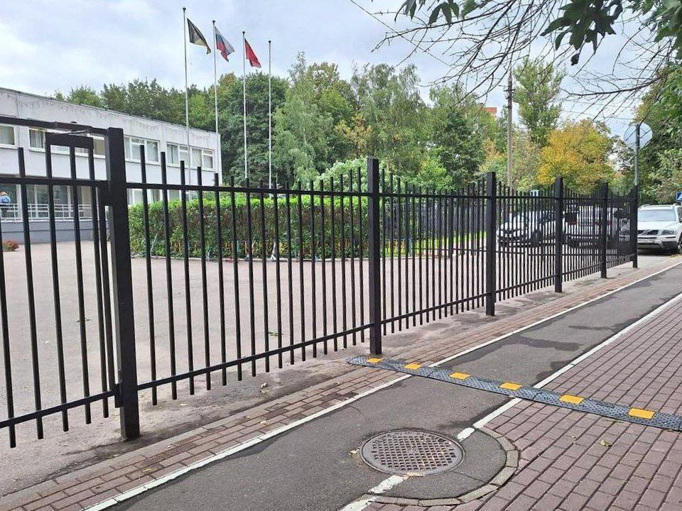 В Химках появились первые в Подмосковье лежачие полицейские против самокатов Находятся на пешеходной части Первомайской улицы напротив школы Как вам идея tipkhimki